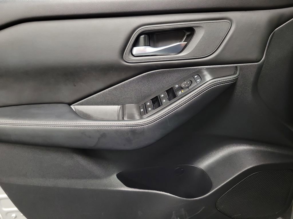 Used 2024 Nissan Rogue SV image 21