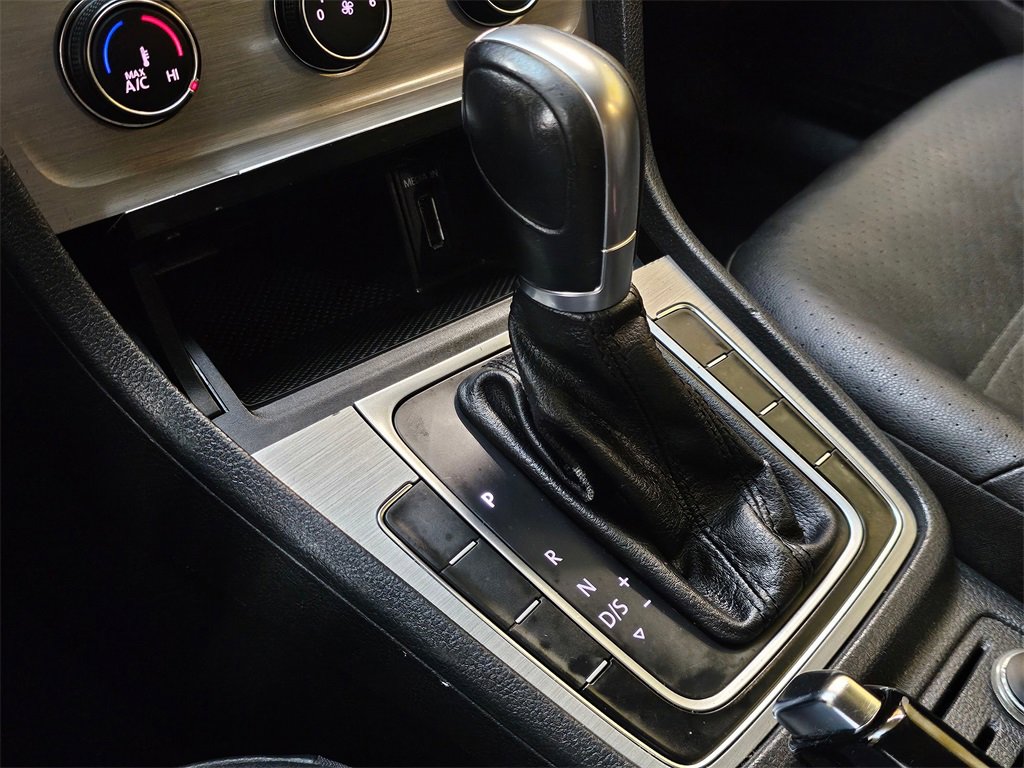 Used 2015 Volkswagen Golf SE image 29