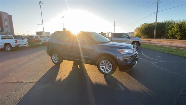 Used 2019 Ford Explorer XLT image 2