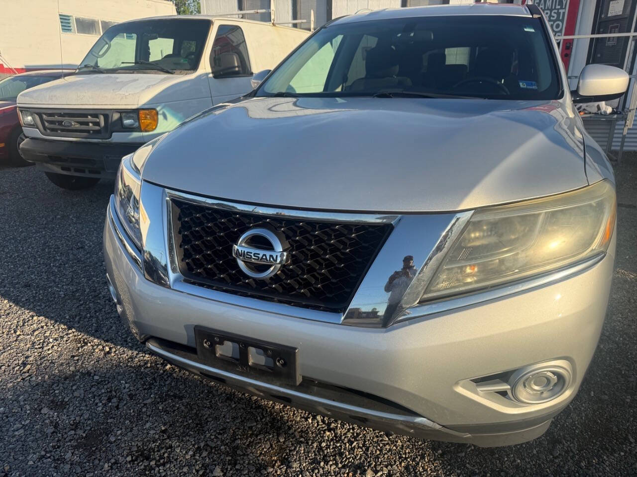 Used 2014 Nissan Pathfinder SV w/ Trailer Tow Package FWD image 3
