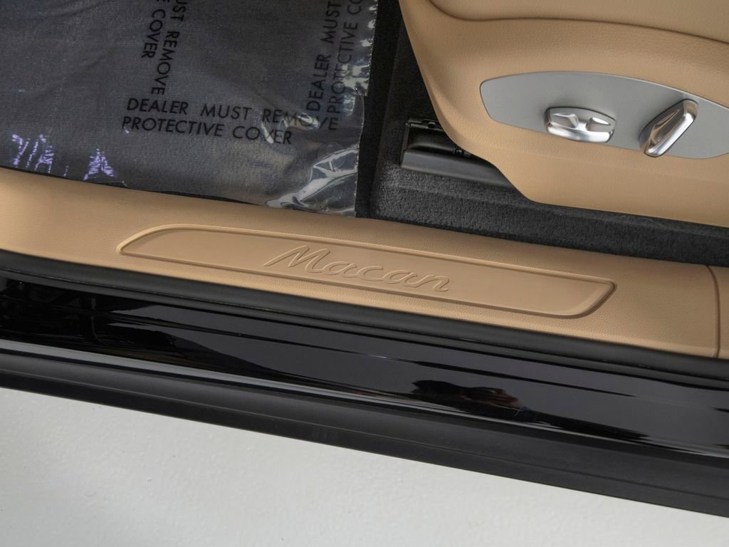 Certified 2025 Porsche Macan image 22