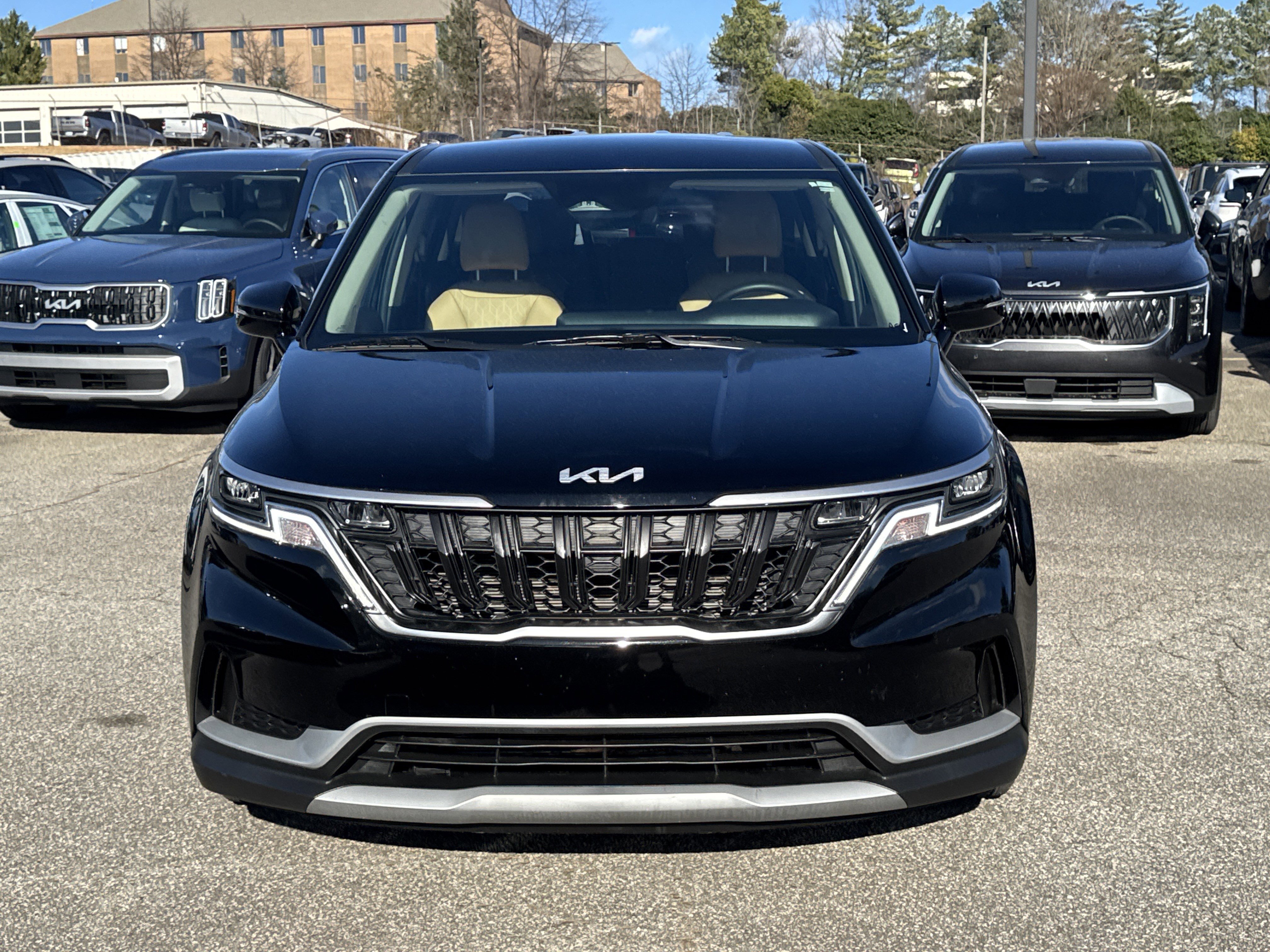 Used 2023 Kia Carnival LX image 2