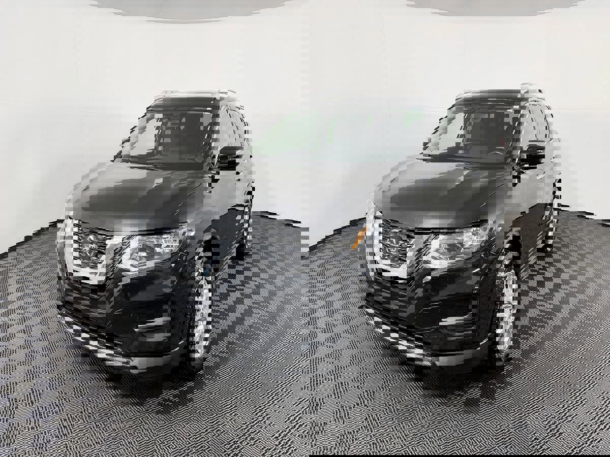 Used 2018 Nissan Rogue SV image 3