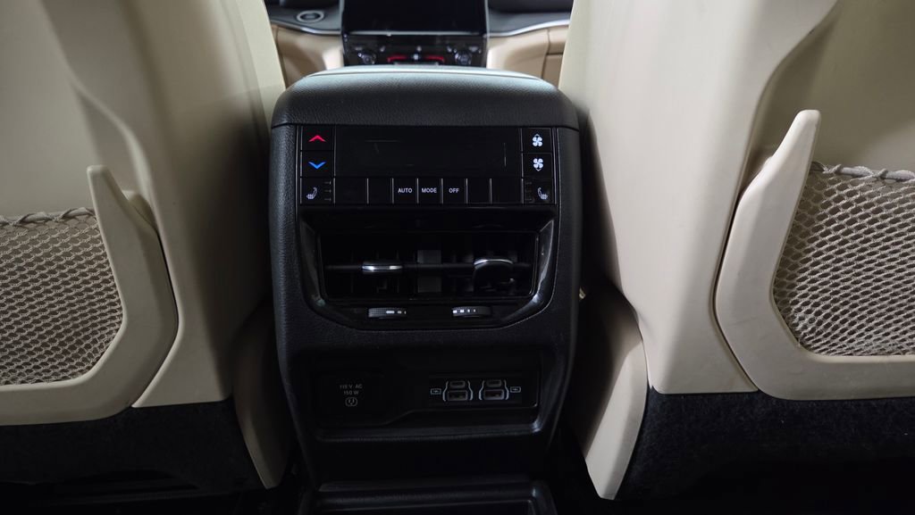 Used 2023 Jeep Grand Cherokee L Limited AWD/4WD image 39