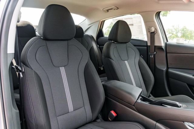 Certified 2025 Hyundai Elantra SE image 24