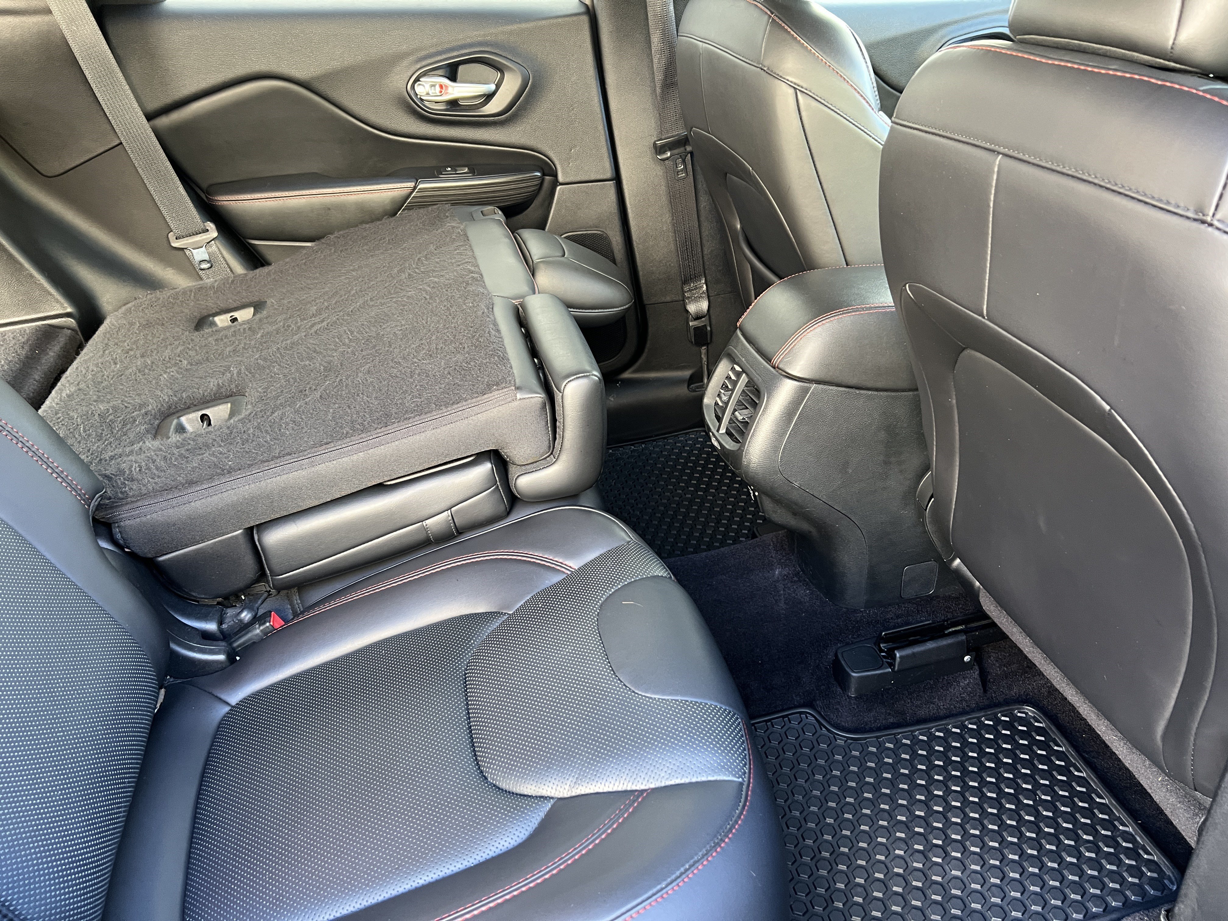 Used 2016 Jeep Cherokee Trailhawk w/ Leather Interior Group AWD/4WD image 22