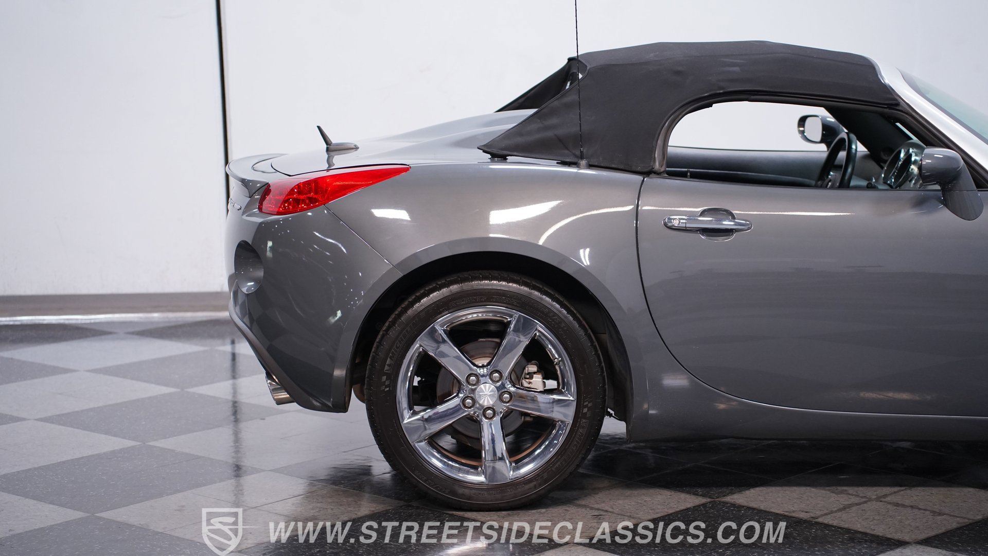 Used 2008 Pontiac Solstice GXP w/ Premium Package RWD image 24