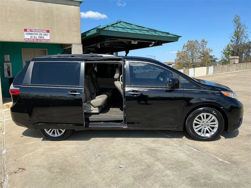 Used 2016 Toyota Sienna XLE w/ XLE Navigation Package image 10