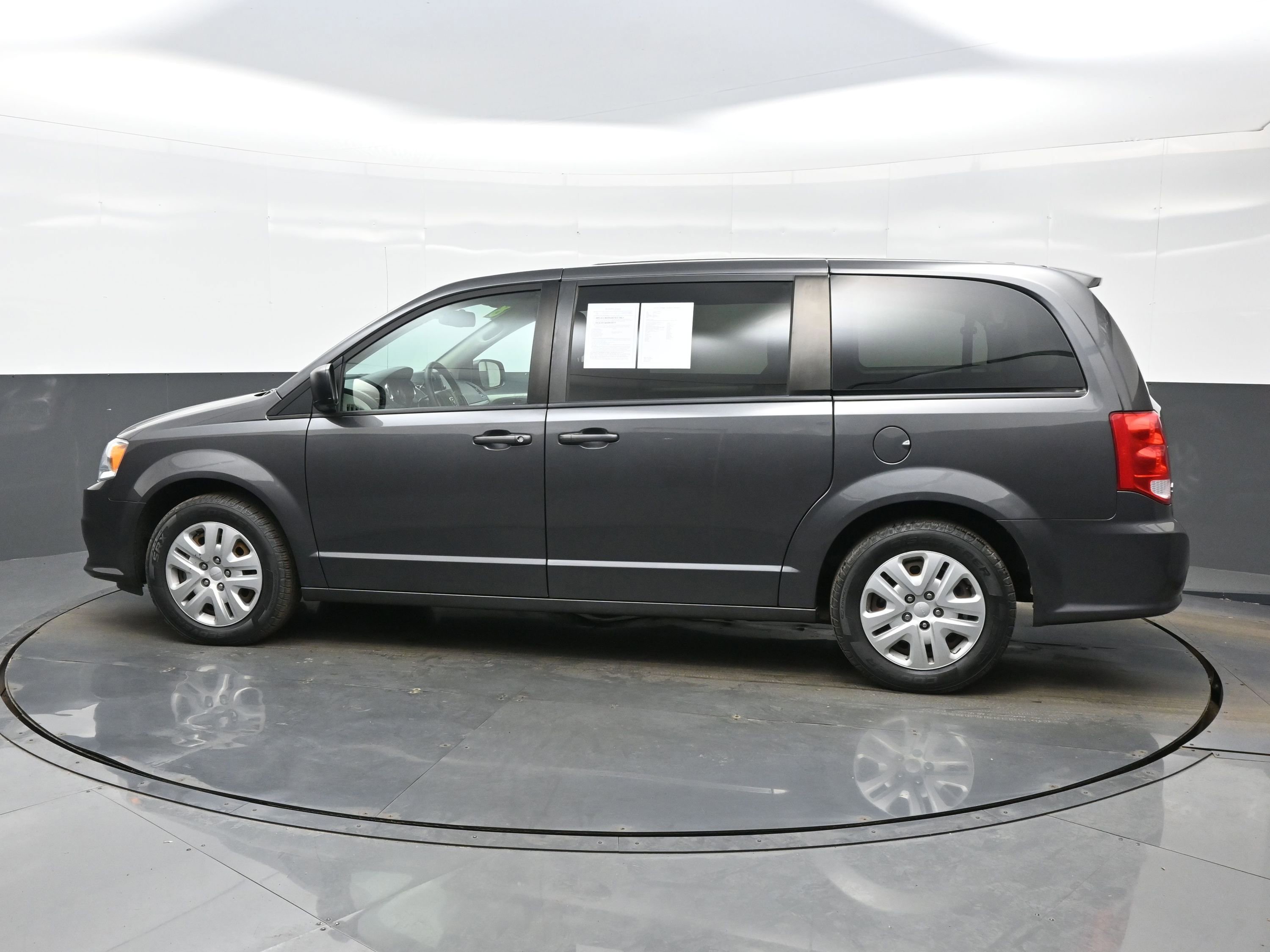 Used 2018 Dodge Grand Caravan SE w/ UConnect Hands-Free Group image 3