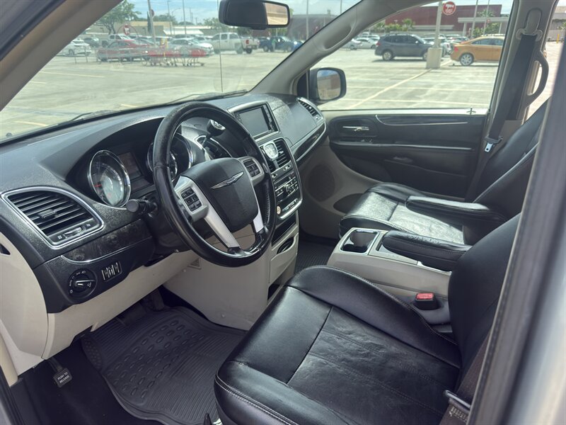 Used 2015 Chrysler Town & Country Touring FWD image 14