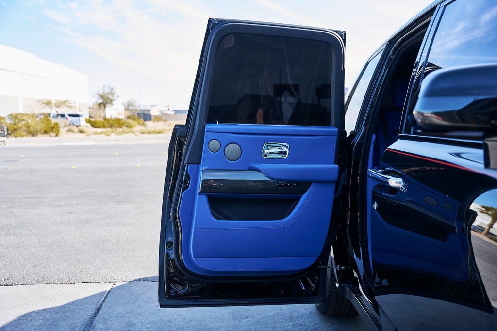 Used 2021 Rolls-Royce Cullinan Black Badge image 31