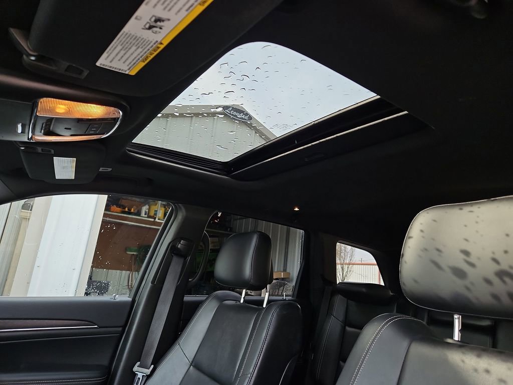 Used 2017 Jeep Grand Cherokee Limited image 24