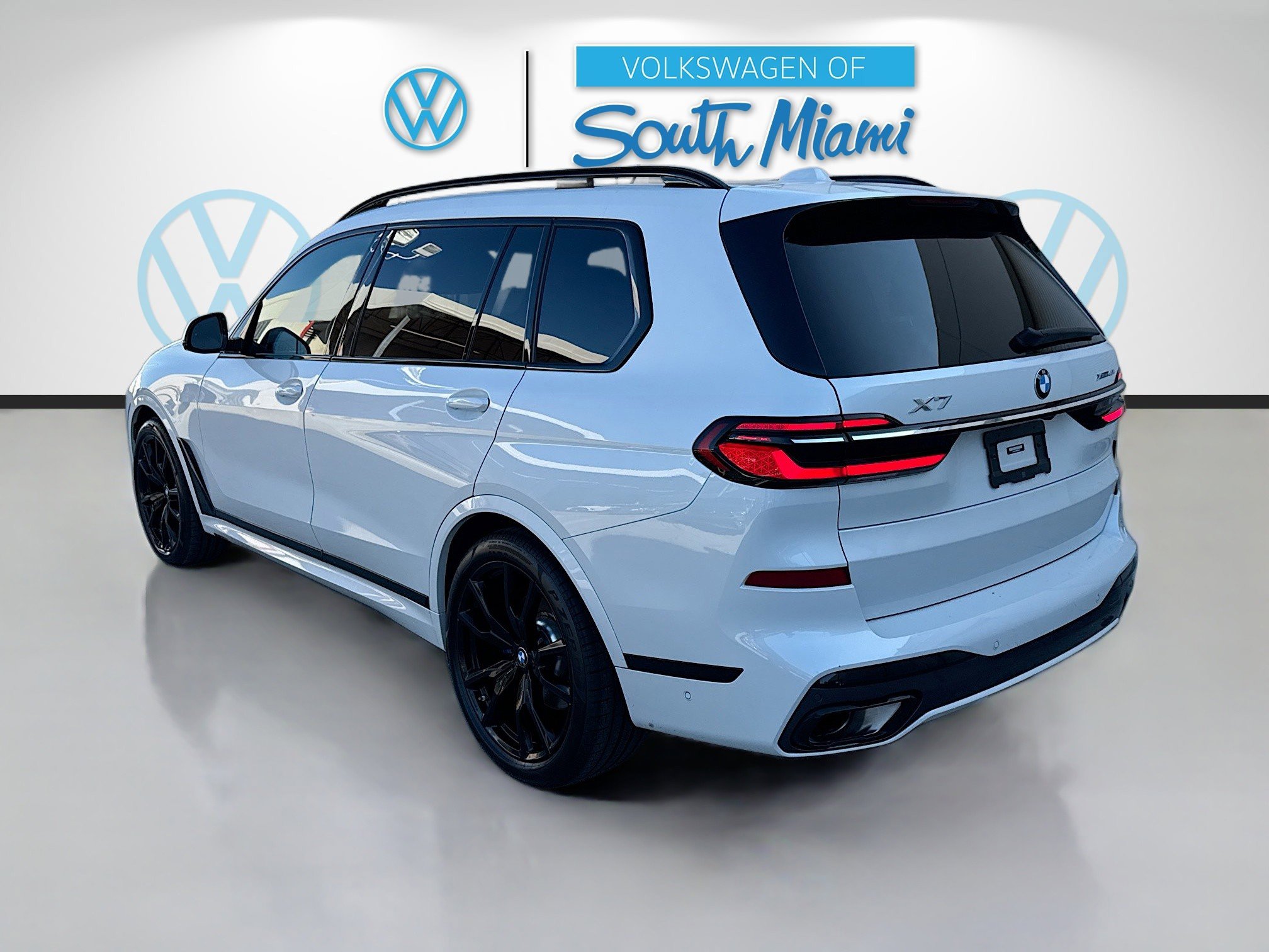Used 2023 BMW X7 xDrive40i w/ M Sport Package image 5