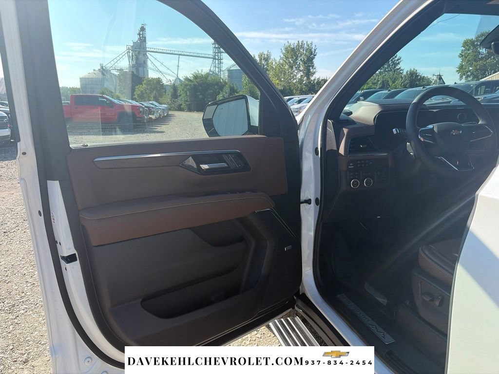 Used 2025 Chevrolet Tahoe High Country AWD/4WD image 12