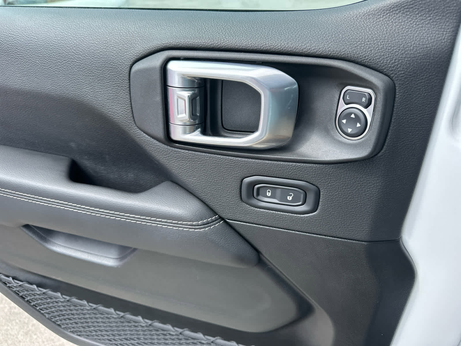 Used 2022 Jeep Wrangler Unlimited Sahara w/ Cold Weather Group image 17