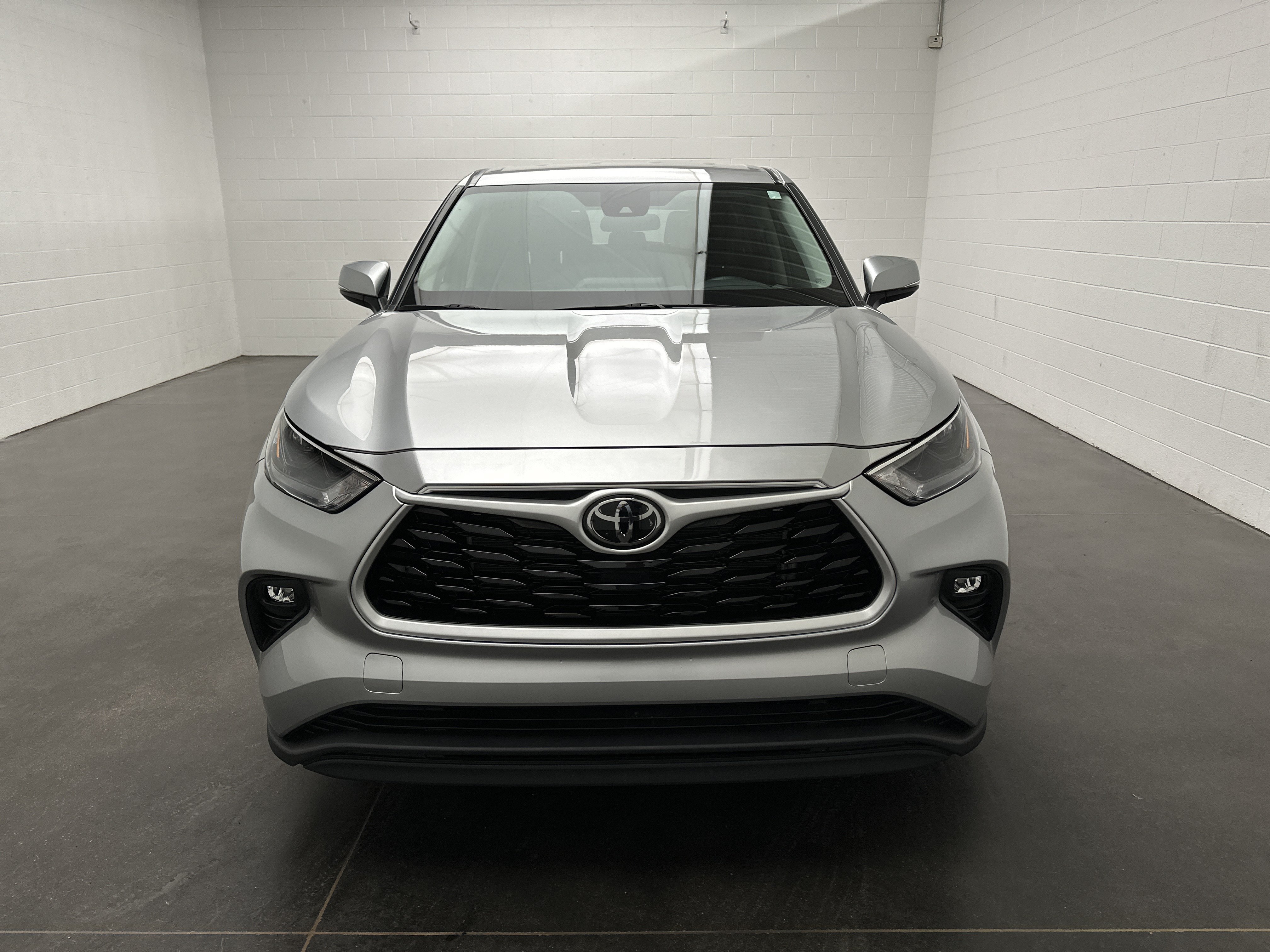 Used 2023 Toyota Highlander LE FWD image 3