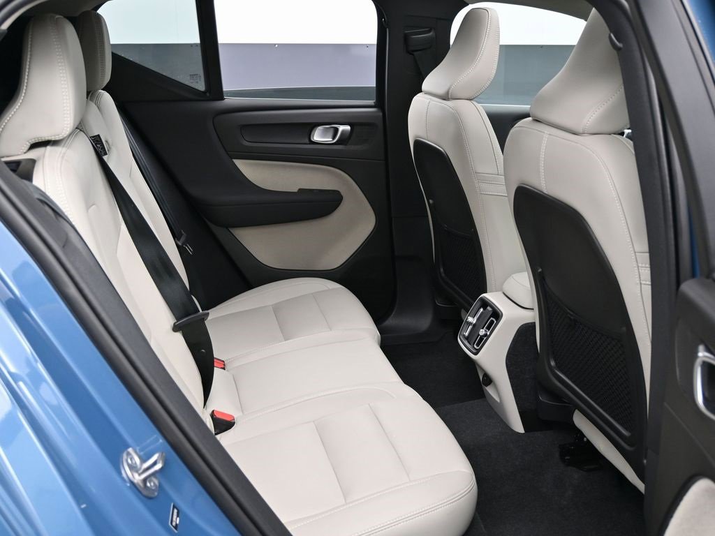 Used 2024 Volvo XC40 B5 Ultimate w/ Protection Package image 33