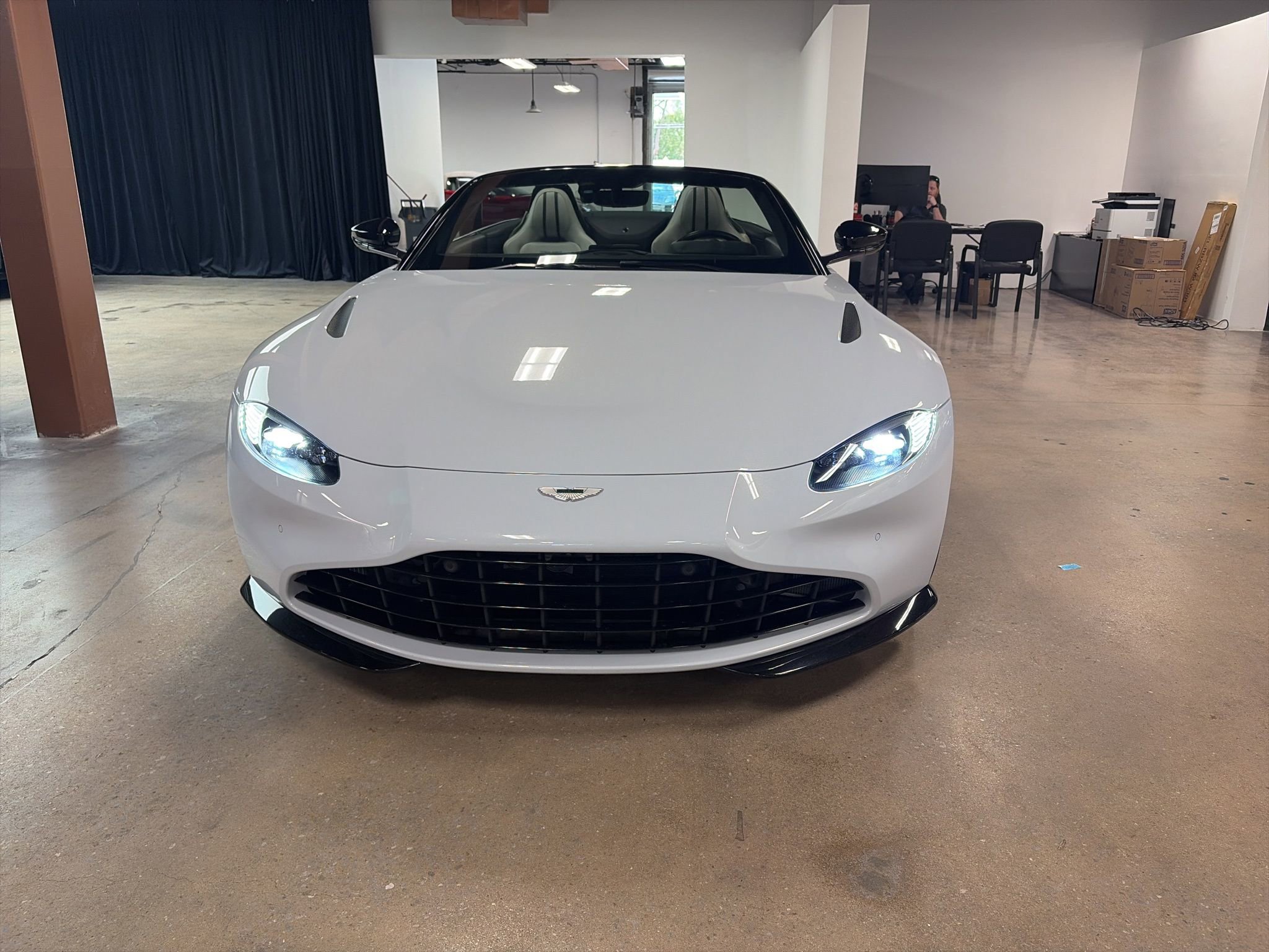 Used 2023 Aston Martin V8 Vantage Roadster RWD image 1