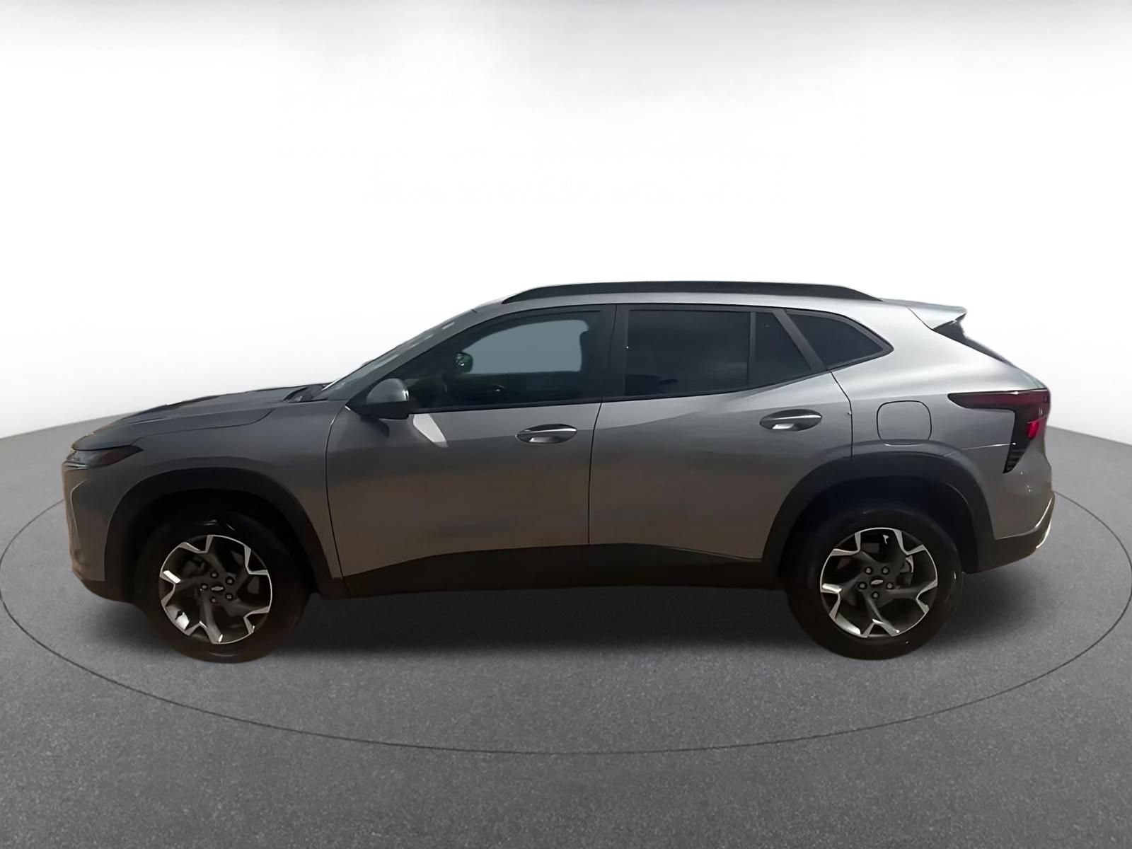 Used 2025 Chevrolet Trax LT FWD image 9