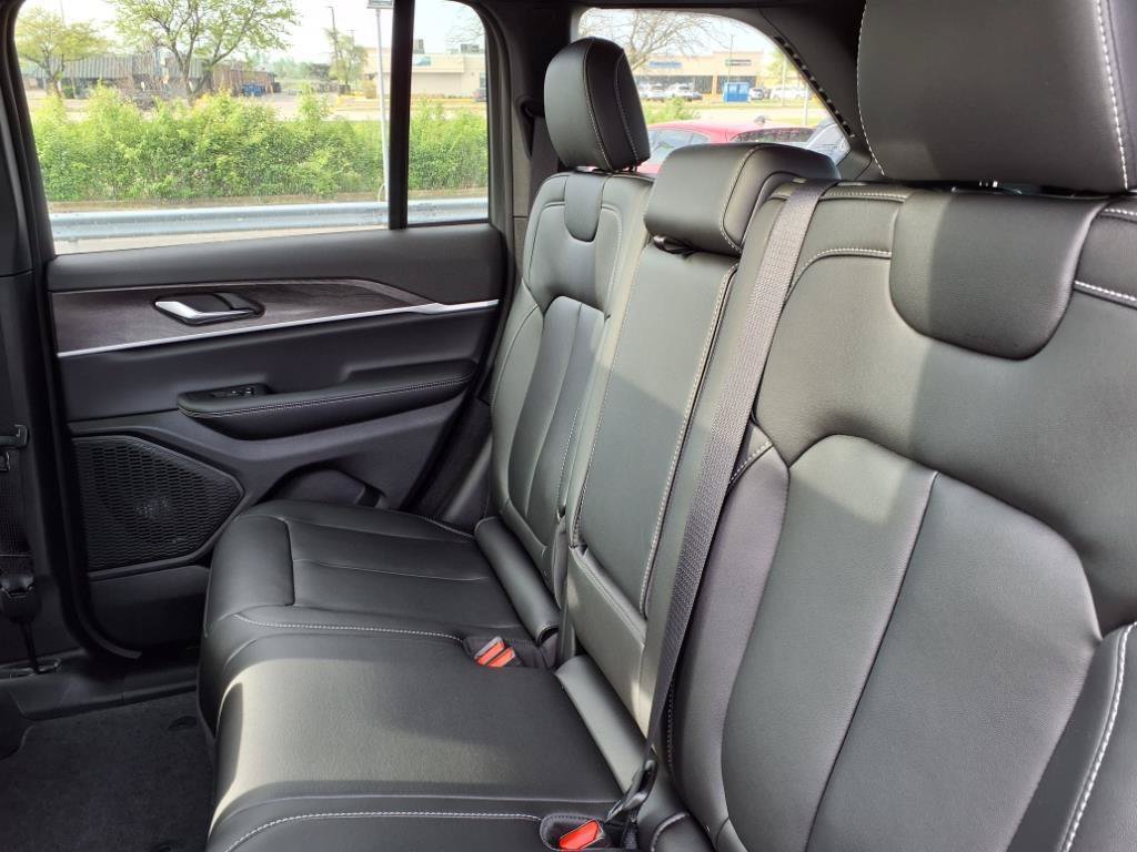 Certified 2025 Jeep Grand Cherokee Limited AWD/4WD image 13