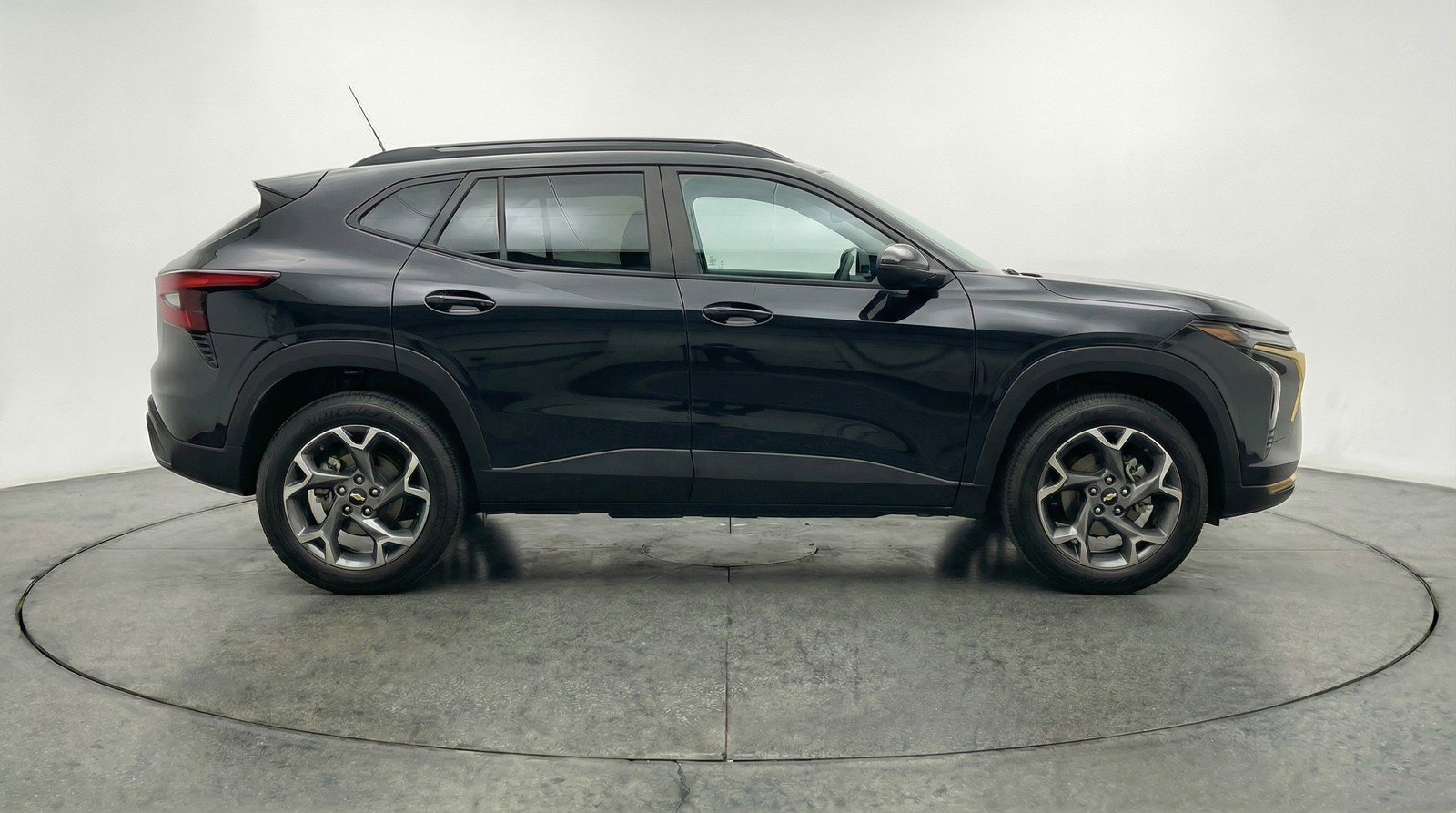Used 2025 Chevrolet Trax LT image 11