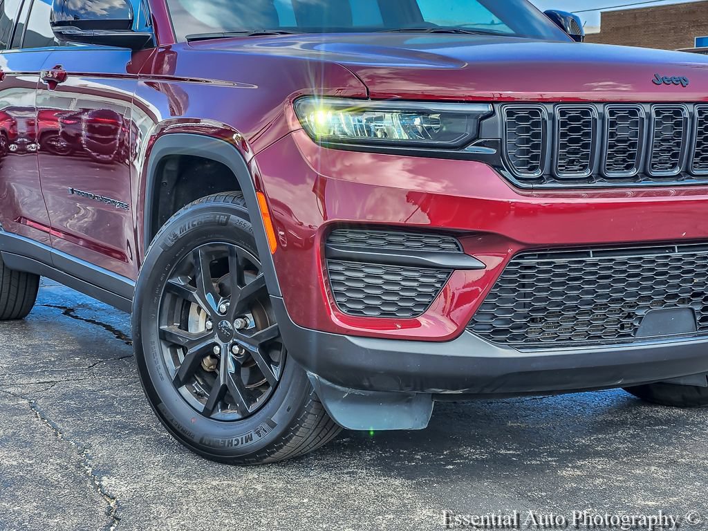 Used 2024 Jeep Grand Cherokee Altitude AWD/4WD image 3