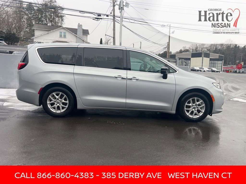 Used 2024 Chrysler Pacifica Touring-L image 6