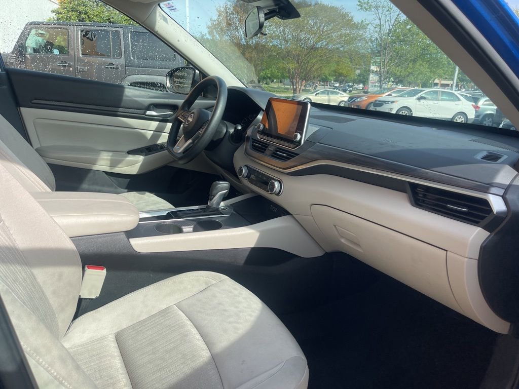 Used 2025 Nissan Altima 2.5 SV FWD image 17