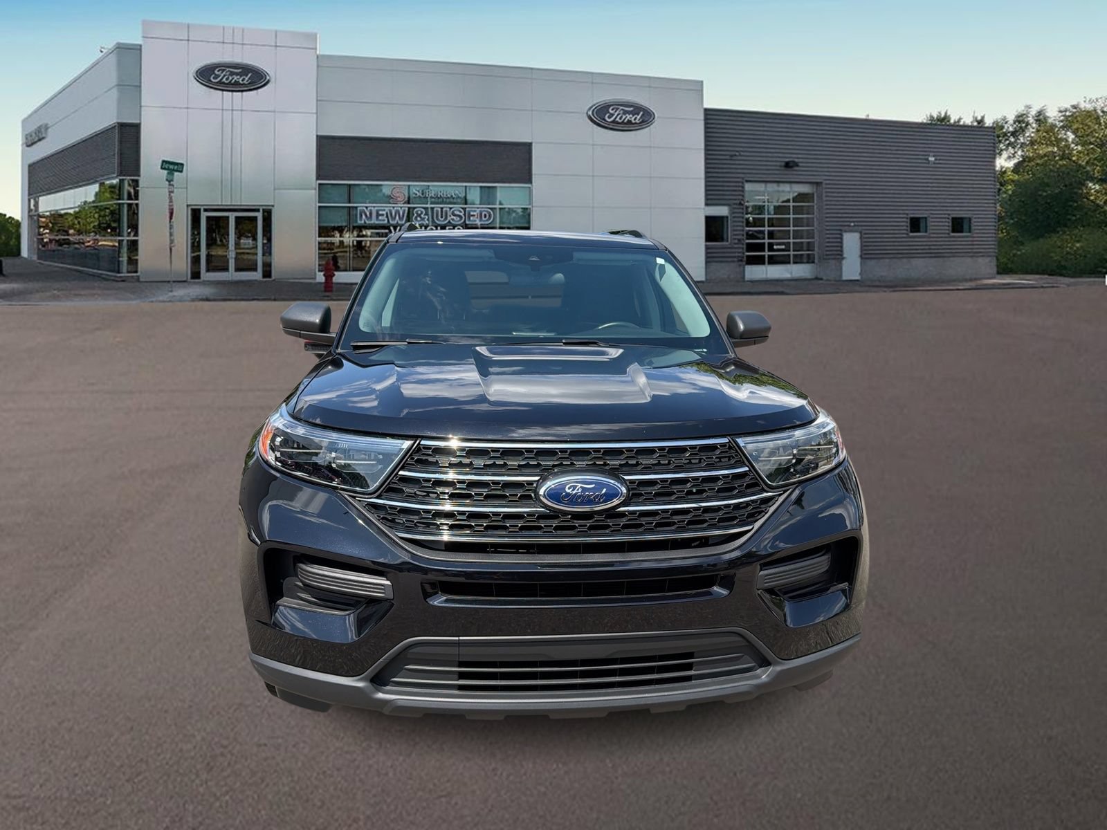 Used 2023 Ford Explorer XLT AWD/4WD image 3