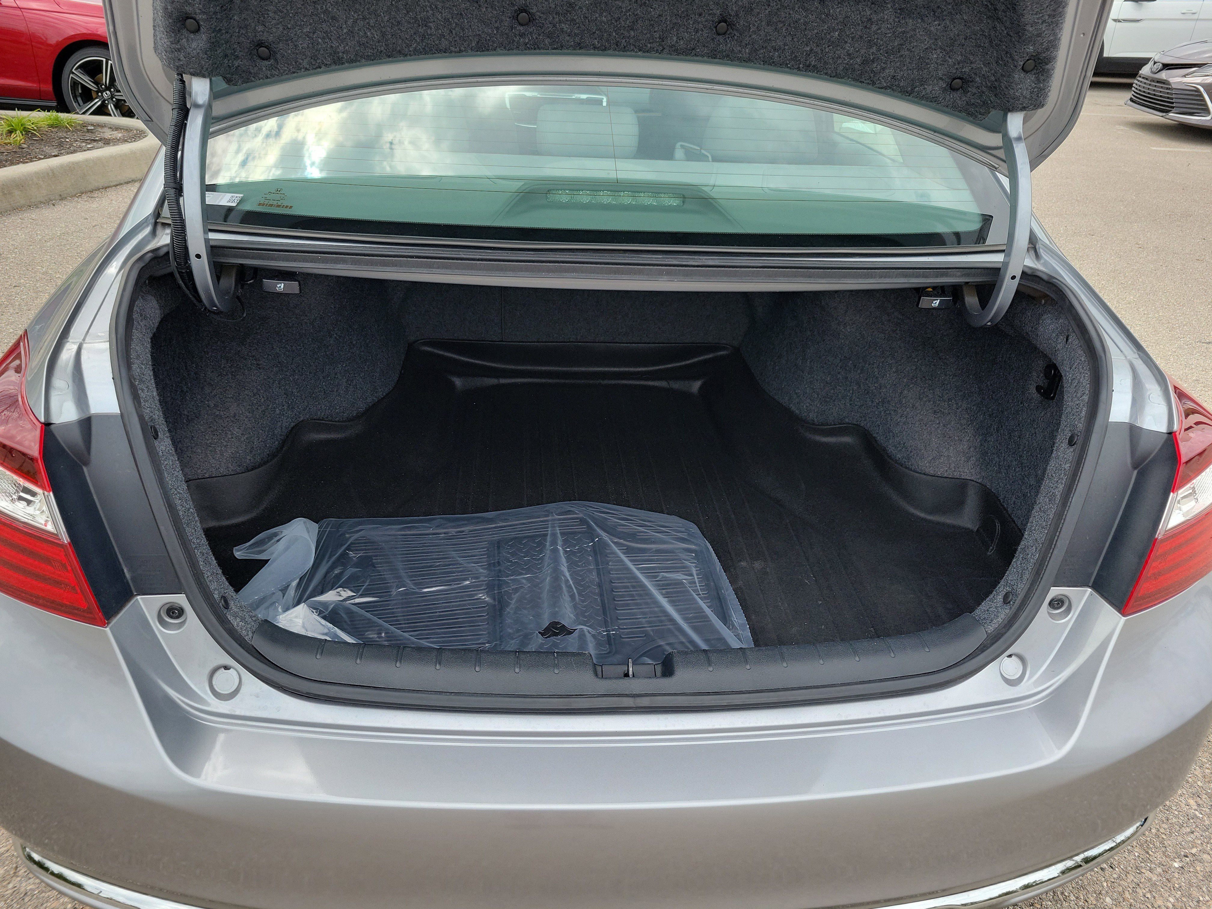 Used 2017 Honda Accord EX-L image 12