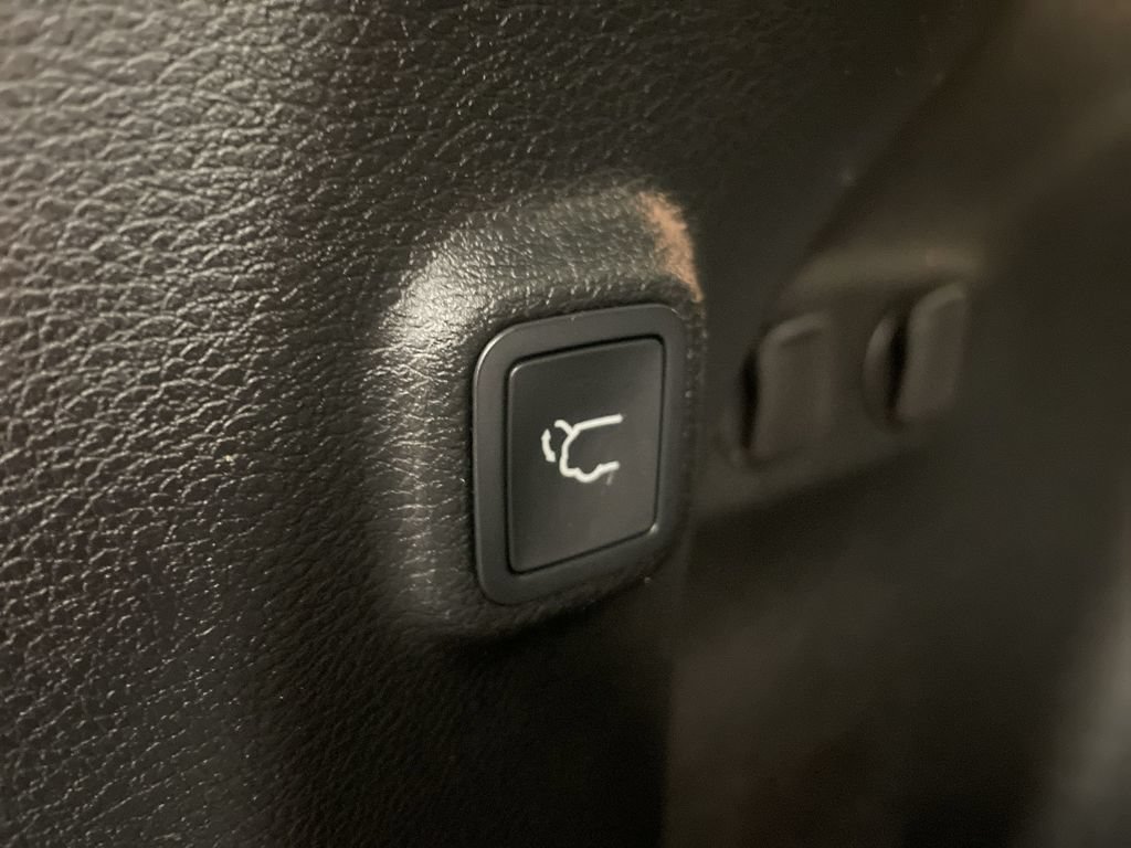Used 2019 Jeep Cherokee Trailhawk w/ Comfort & Convenience Group AWD/4WD image 30