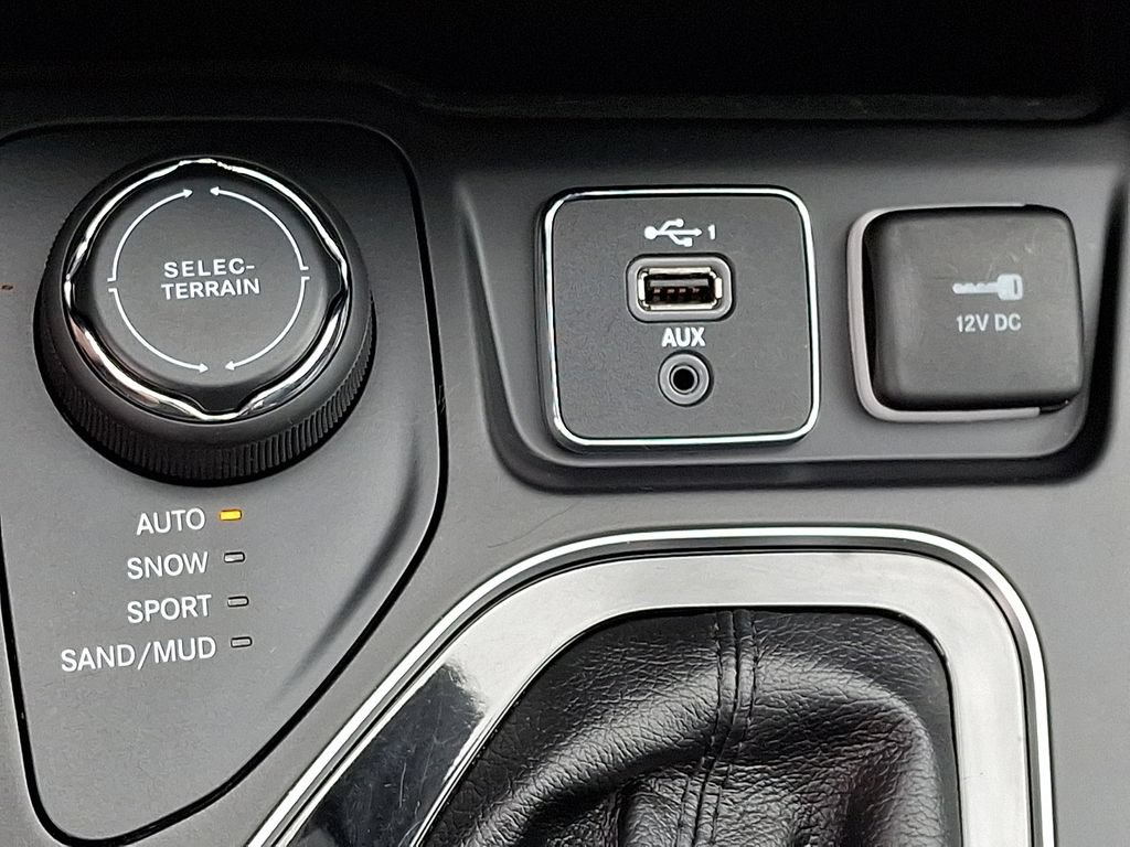 Used 2019 Jeep Cherokee Limited AWD/4WD image 28