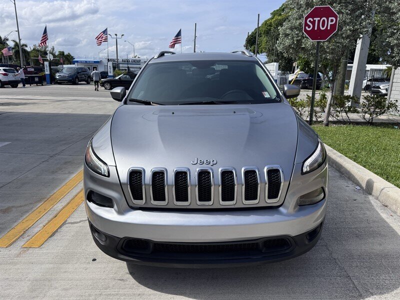 Used 2017 Jeep Cherokee Latitude FWD image 2