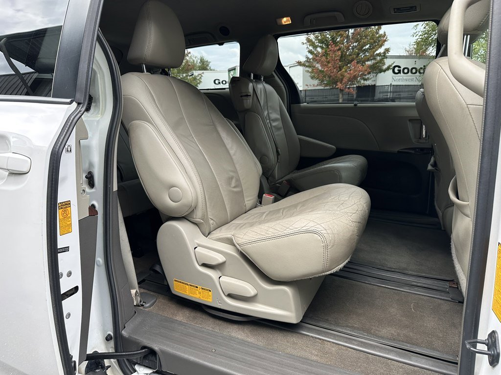 Used 2013 Toyota Sienna XLE image 22