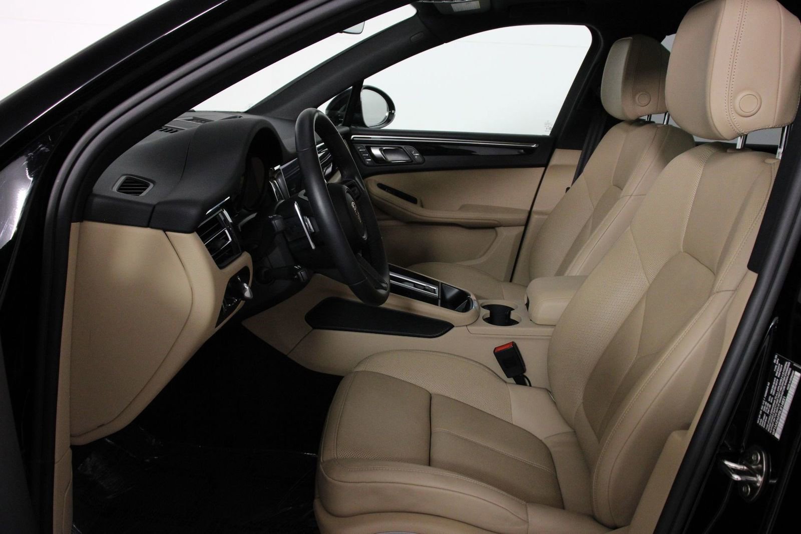 Certified 2025 Porsche Macan AWD/4WD image 5
