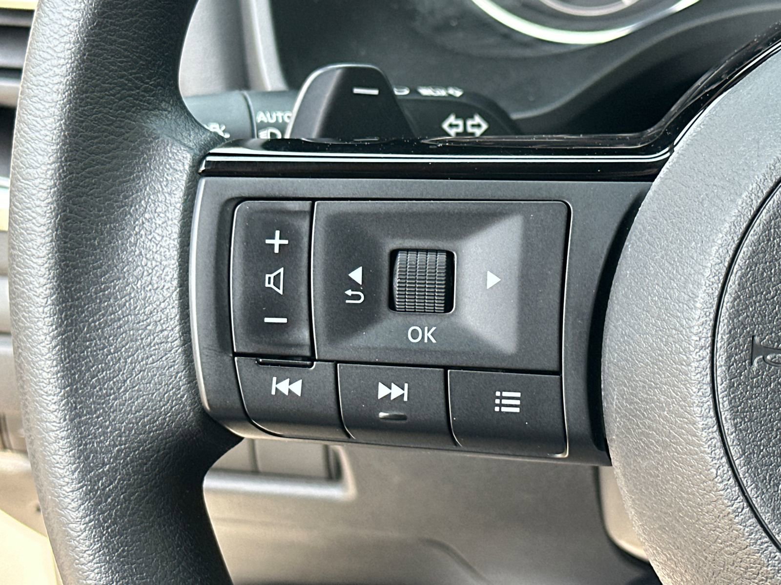 Used 2023 Nissan Rogue SV image 23