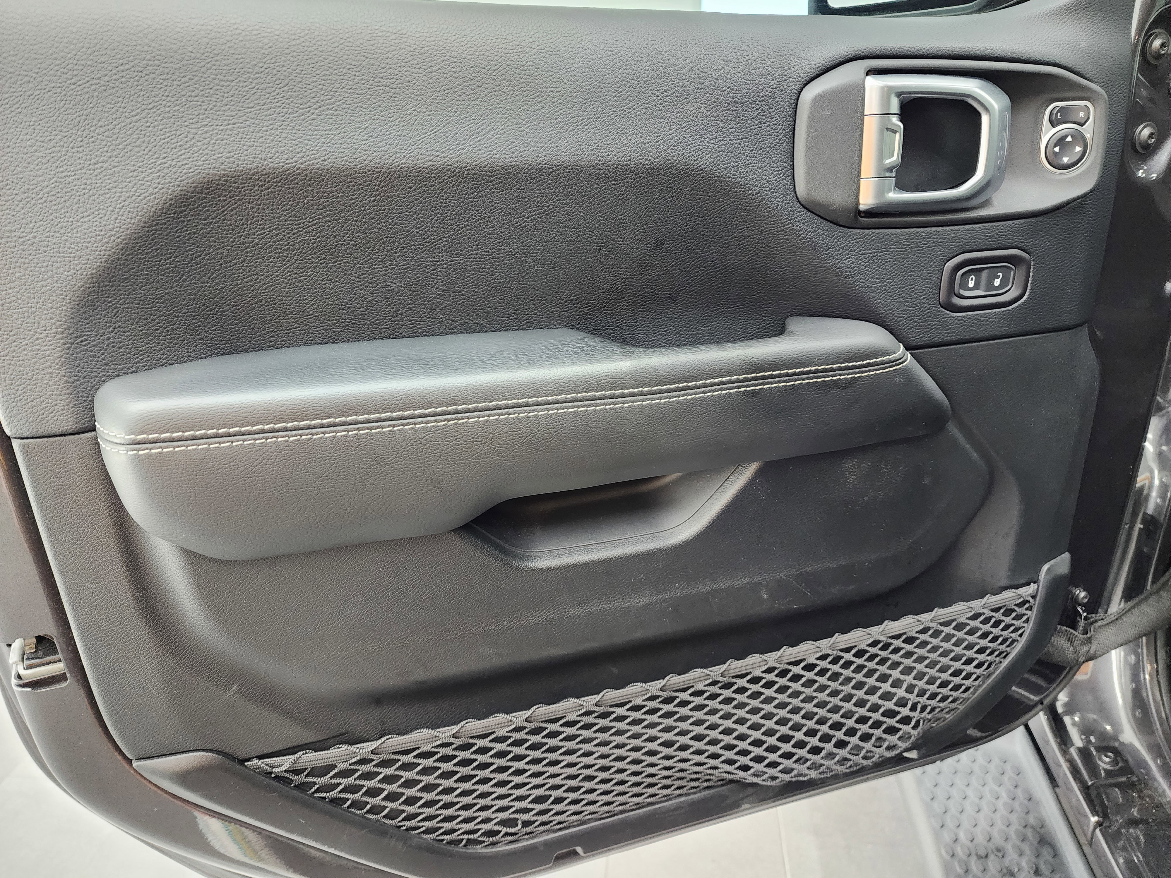 Used 2018 Jeep Wrangler Unlimited Sahara image 34