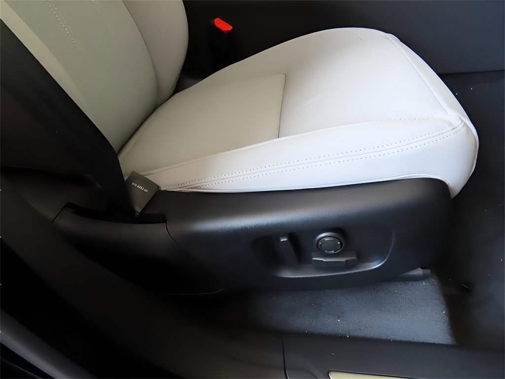 Used 2025 Land Rover Range Rover Velar Dynamic SE image 12