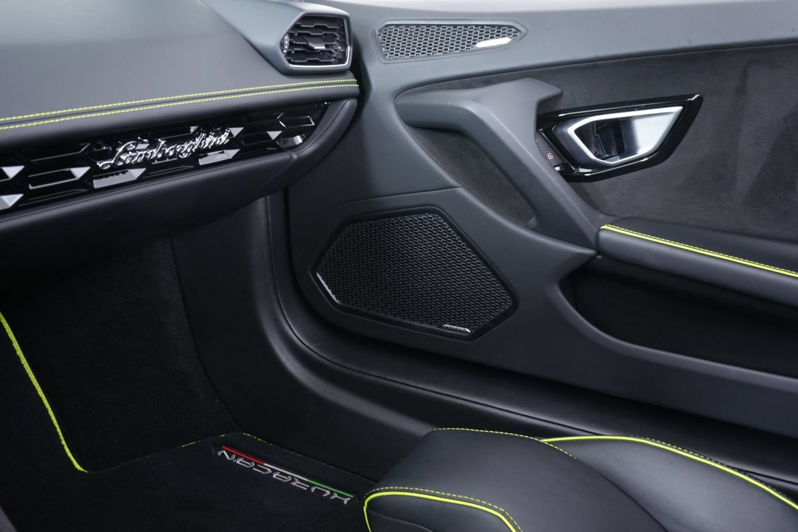 Used 2020 Lamborghini Huracan EVO RWD image 21