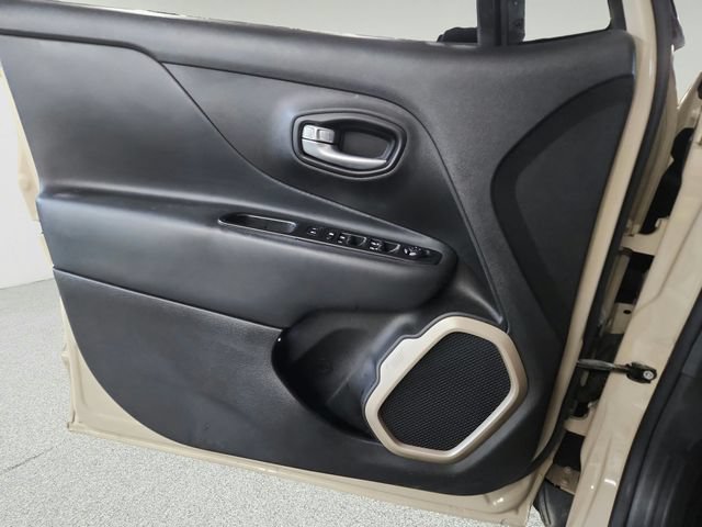 Used 2016 Jeep Renegade Limited w/ Safety & Security Group AWD/4WD image 15