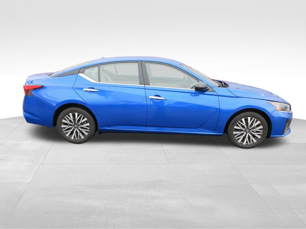 Used 2025 Nissan Altima 2.5 SV FWD image 6