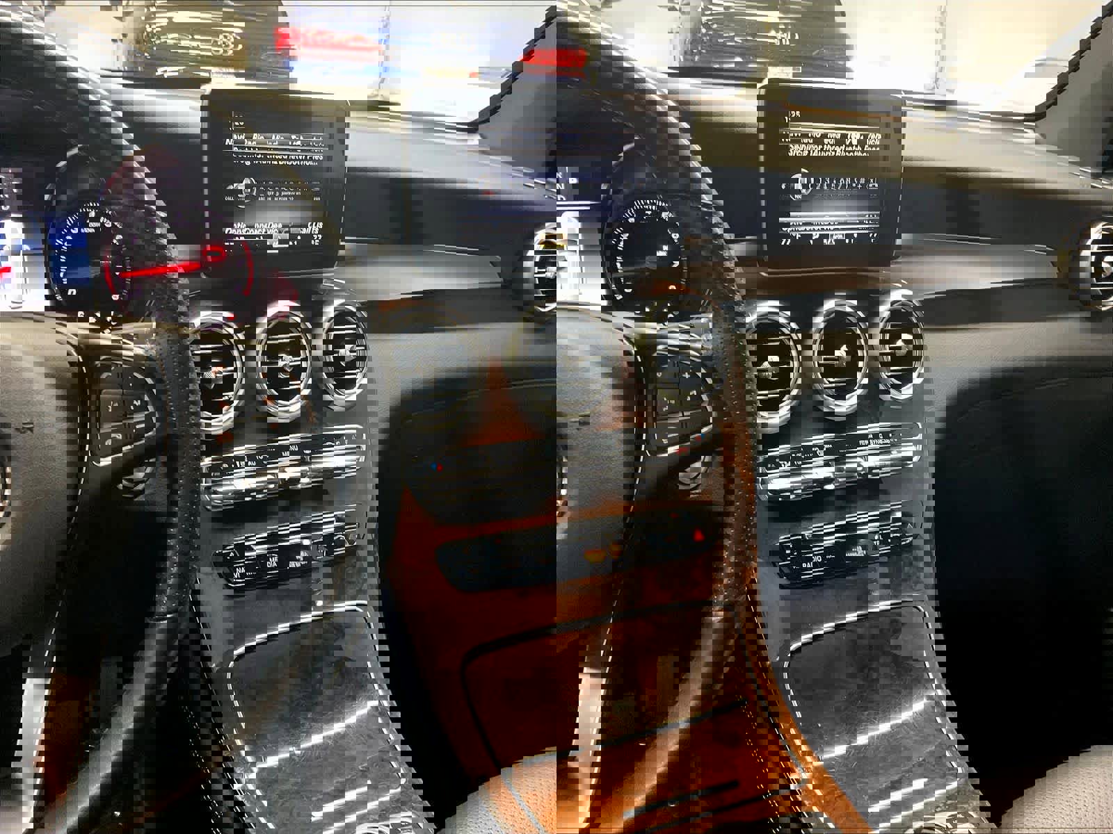 Used 2019 Mercedes-Benz GLC 300 4MATIC image 8