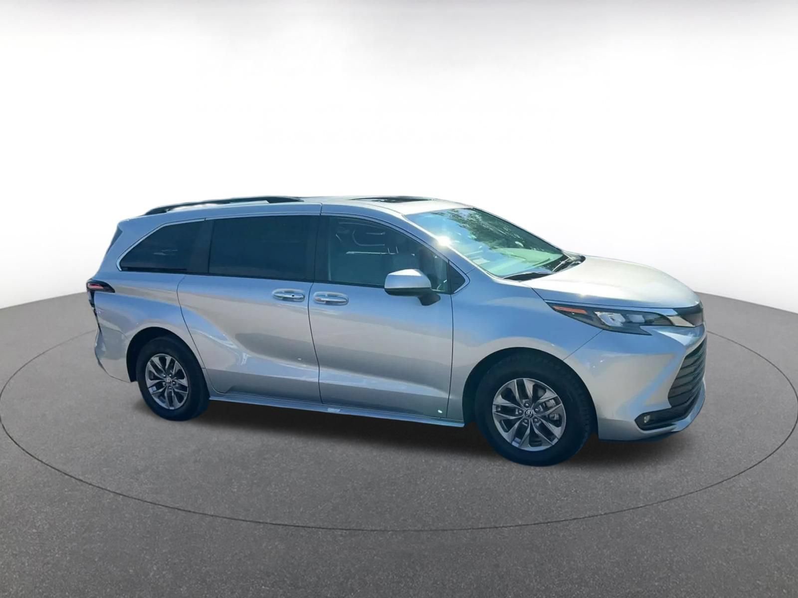 Used 2025 Toyota Sienna XLE FWD image 2