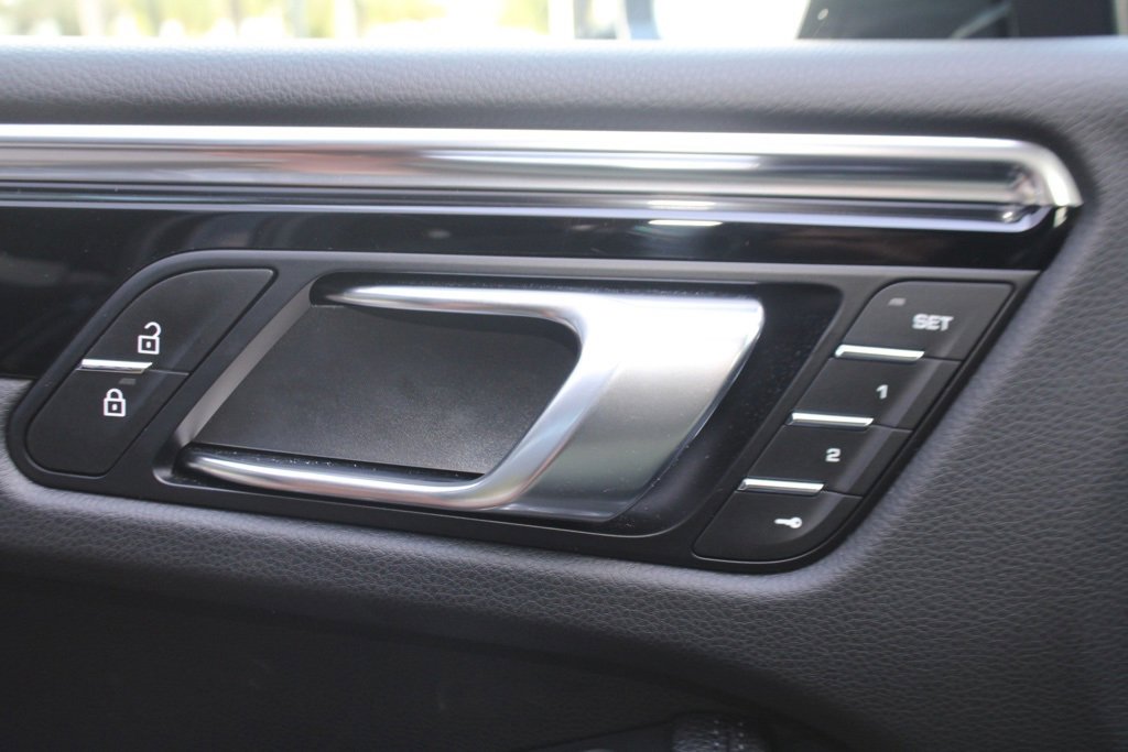 Used 2025 Porsche Macan image 18
