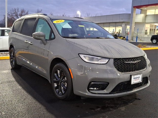 Used 2021 Chrysler Pacifica Touring-L w/ Uconnect Theater Family Group image 2