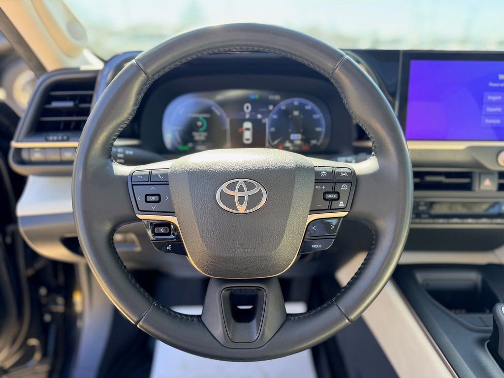 Used 2023 Toyota Crown Limited image 14