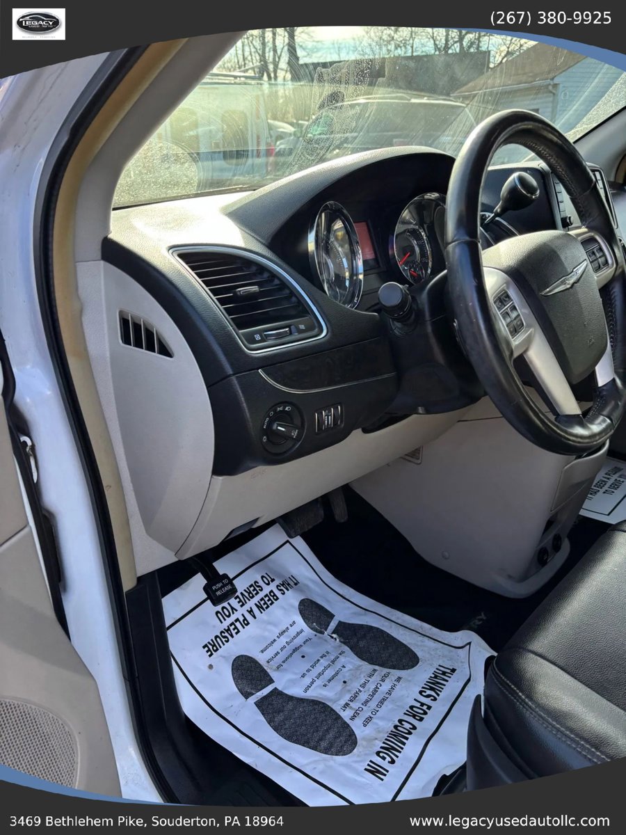 Used 2016 Chrysler Town & Country Touring FWD image 17
