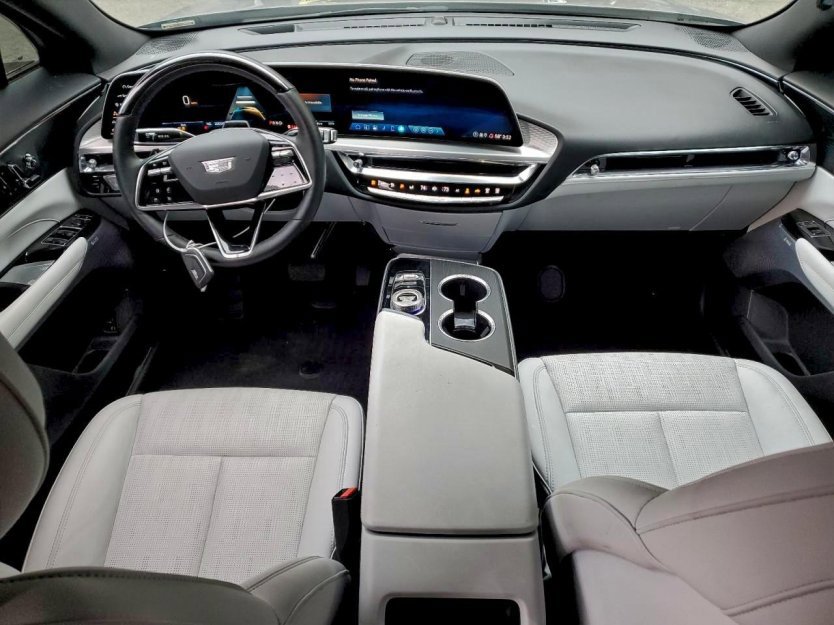 Used 2024 Cadillac Lyriq Luxury AWD/4WD image 7