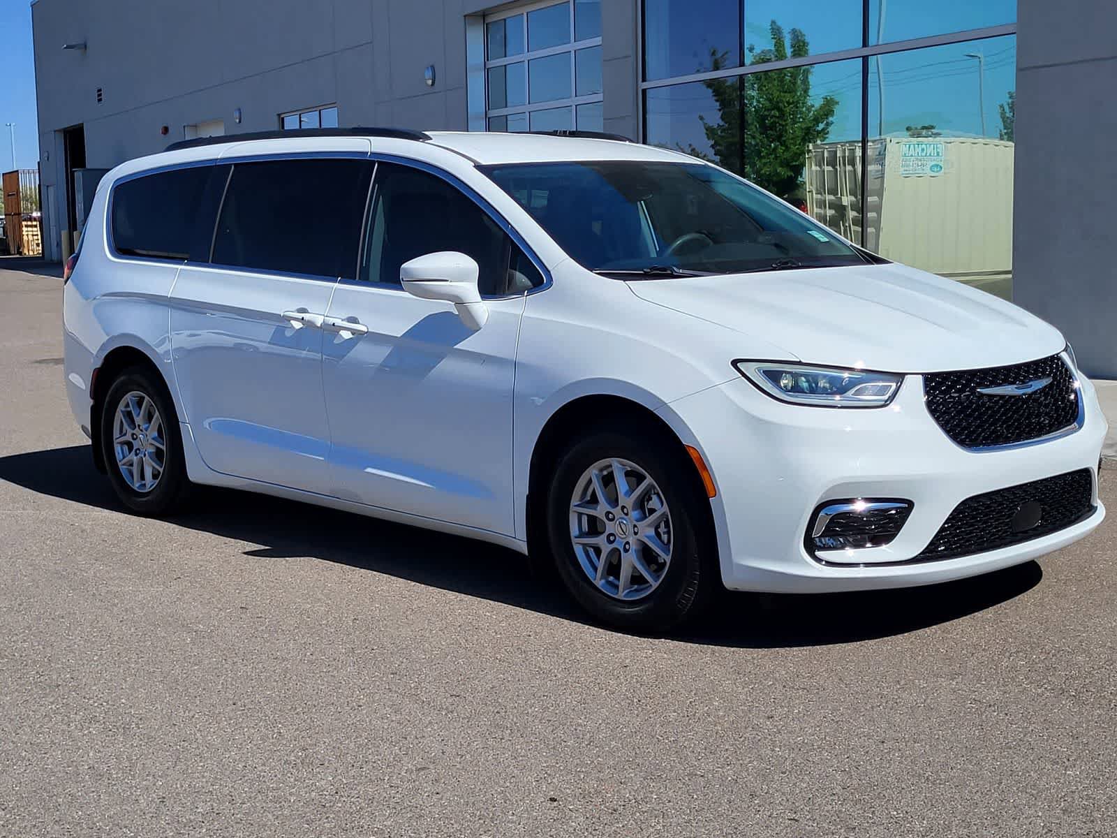 Used 2022 Chrysler Pacifica Touring-L FWD image 3