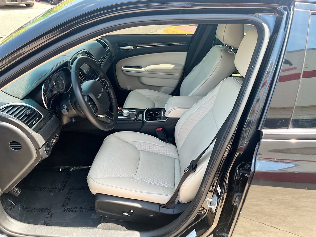 Used 2022 Chrysler 300 Touring L w/ Comfort Group RWD image 21